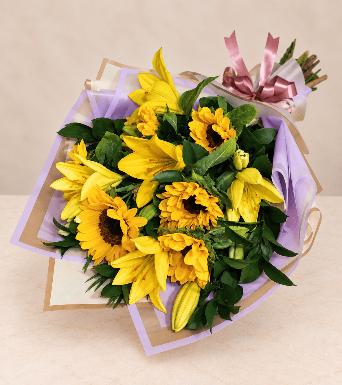Ramo de girasoles y liliums Amarillos extendido